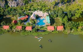 Xuan Son Lakeside Bungalow